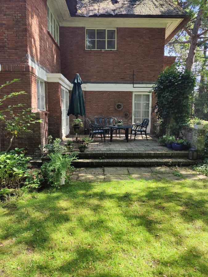 Vrijstaande Rietgedekte Villa Nabij Uitvalswegen Wassenaar Kültér fotó