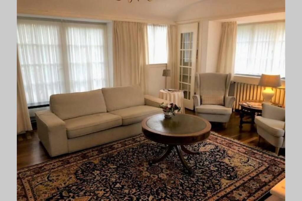 Vrijstaande Rietgedekte Villa Nabij Uitvalswegen Wassenaar Kültér fotó