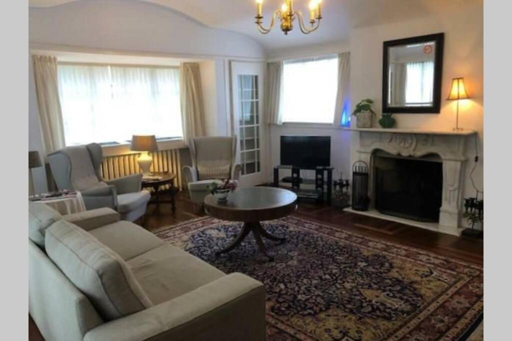 Vrijstaande Rietgedekte Villa Nabij Uitvalswegen Wassenaar Kültér fotó